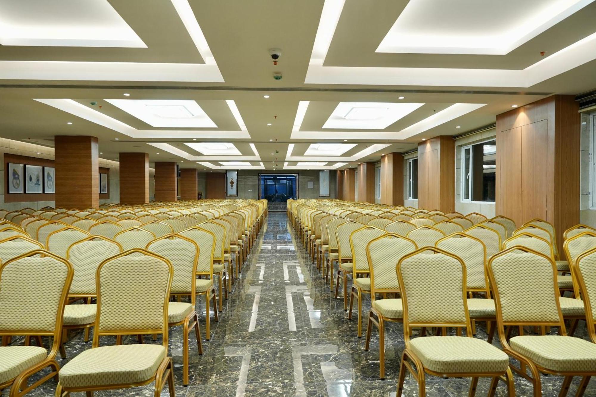 Le Royale Palace Karajkkal Zewnętrze zdjęcie