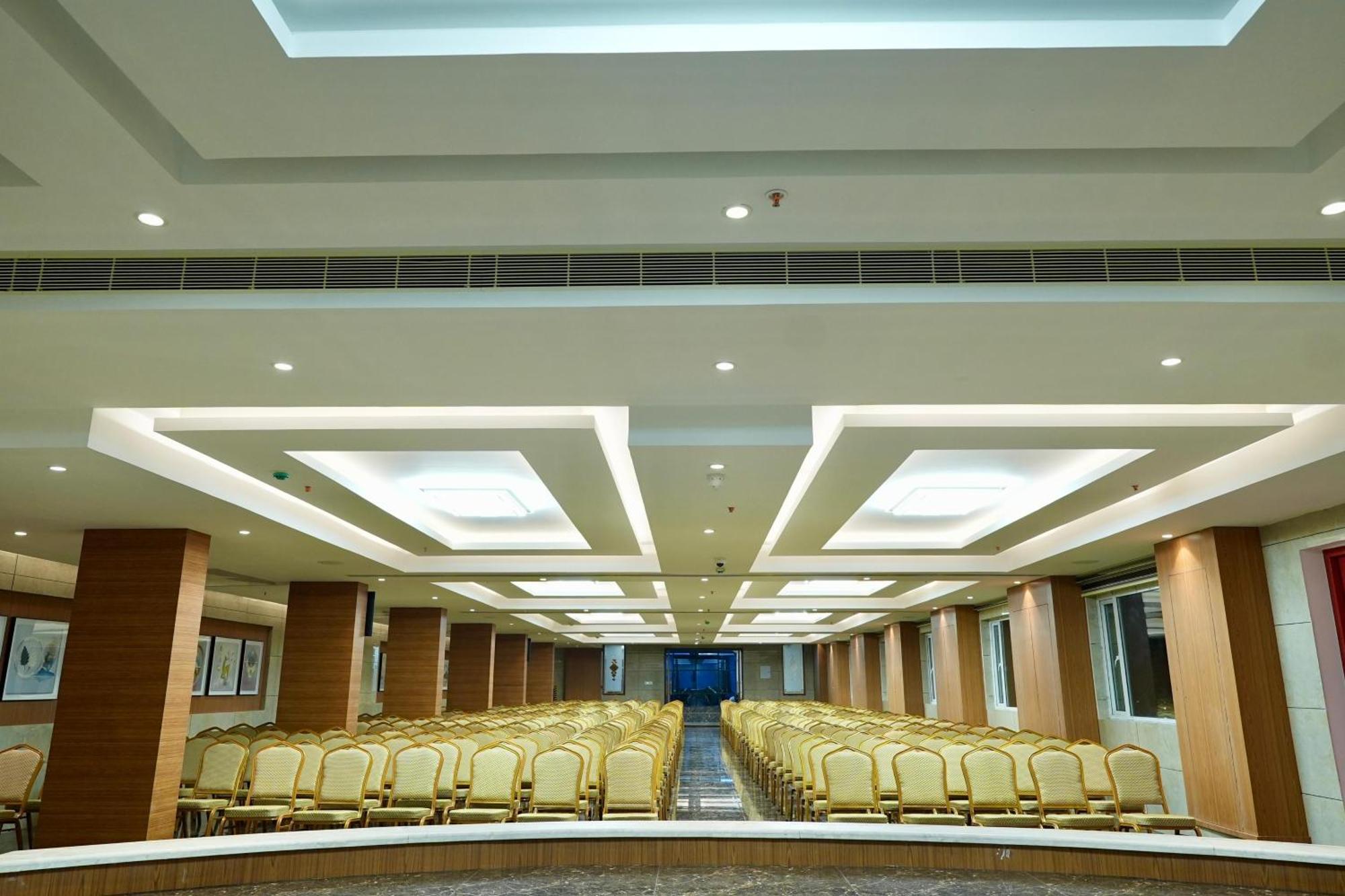 Le Royale Palace Karajkkal Zewnętrze zdjęcie