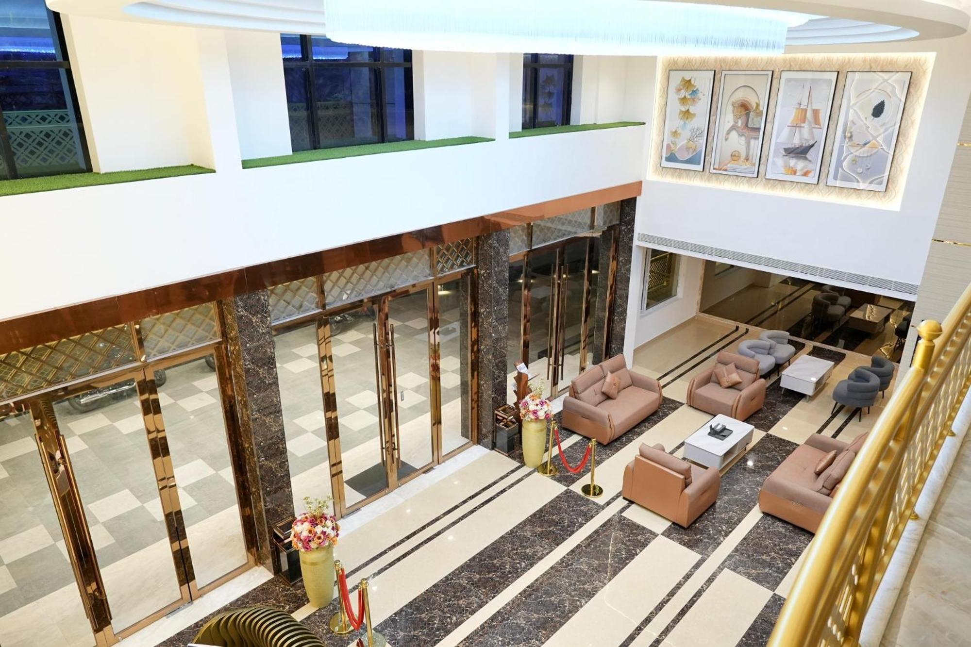 Le Royale Palace Karajkkal Zewnętrze zdjęcie