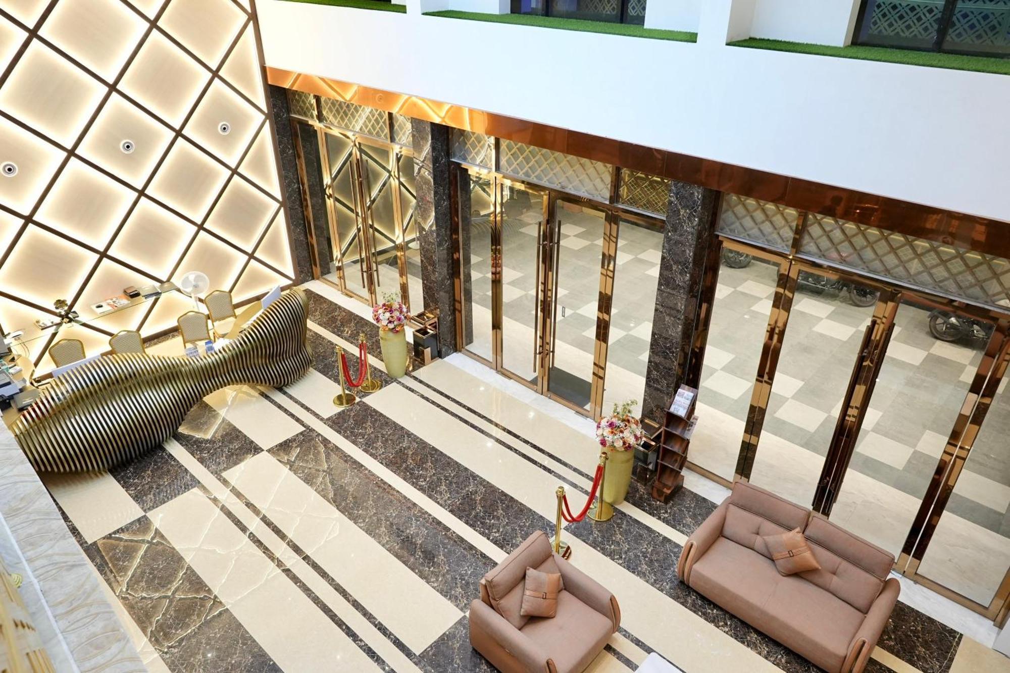 Le Royale Palace Karajkkal Zewnętrze zdjęcie