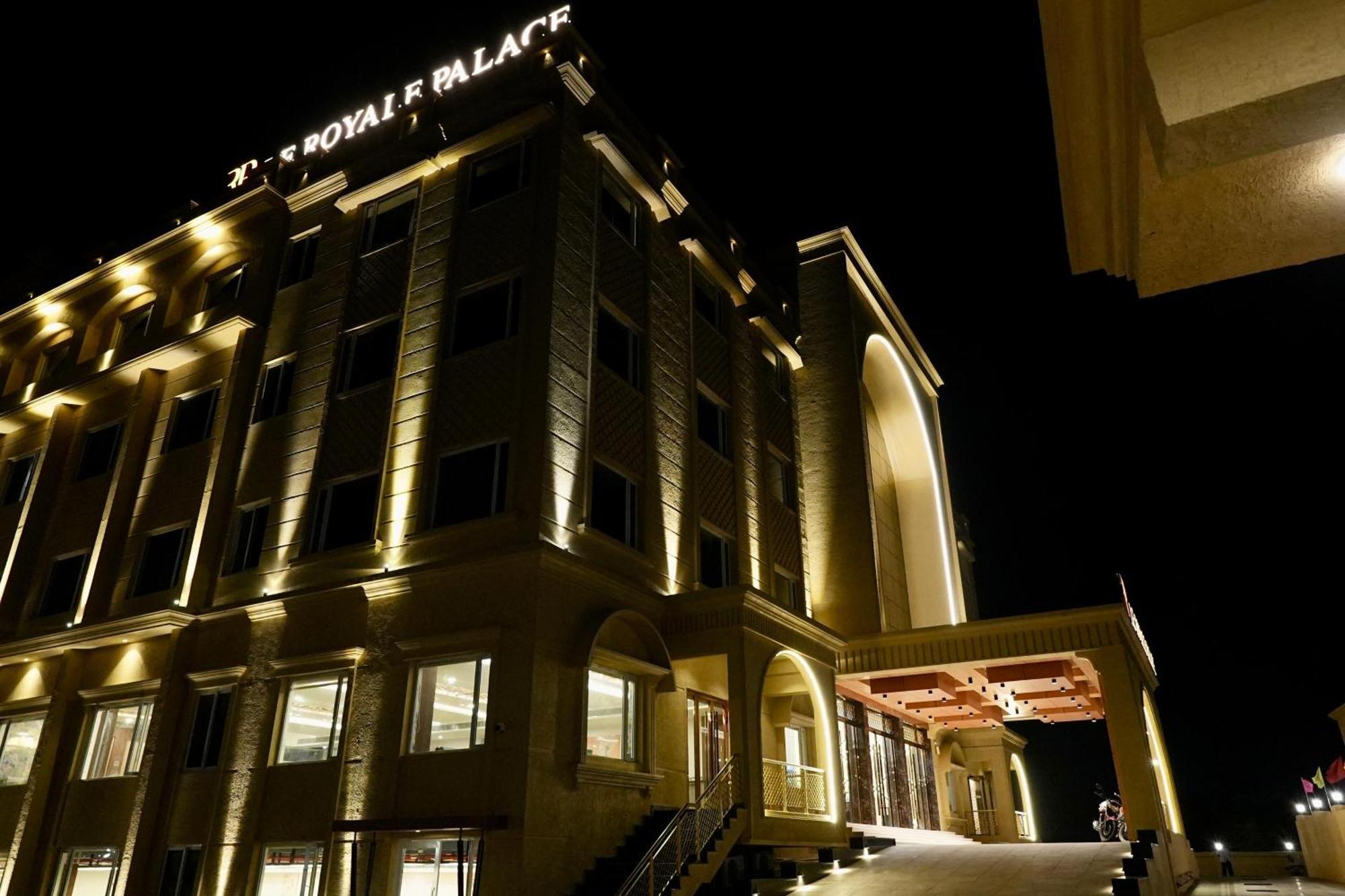 Le Royale Palace Karajkkal Zewnętrze zdjęcie